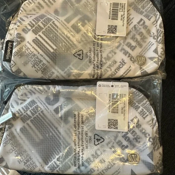 (2318/2319) 🍋 NWT LULULEMON MANIFESTO Belt Bag IN black - Picture 2 of 2